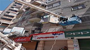 إزالة الإعلانات المخالفة في شارع 45 بالإسكندرية - صور