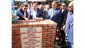 صور.. وزير الشباب يضع حجر أساس مشروعات استثمارية في نادي أسوان