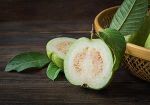 رغم فوائدها- 4 أمراض قد تمنعك من تناول الجوافة
