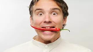 لا يهدأ إلا بتناوله.. رجل يتصدر السوشيال ميديا بسبب أكله 30 قرن فلفل حار يوميا "فيديو"