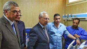 أصيبت في حادث مروري.. رئيس جامعة المنيا يزور طالبة بالمستشفى