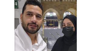 علي الطيب وزوجته يؤديان مناسك العمرة (صورة)