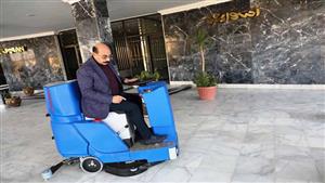 بالصور.. تجربة عملية لمحافظ أسوان للاطمئنان على كفاءة معدات نظافة وتجميل المتنزهات