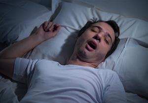 طبيب يحذر من هذه العادة أثناء النوم: تهدد الأسنان
