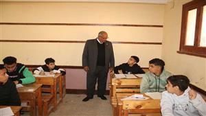 إدارية تراقب على حفيدتها في امتحان الإعدادية ببني سويف.. وقرار عاجل من التعليم