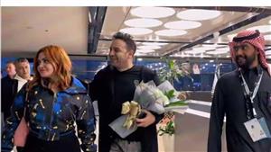 "كاسيت 90".."بنش مارك" تنشر فيديو لحظة استقبال مصطفى قمر بالمطار (صور) 