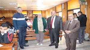 نائب رئيس جامعة القاهرة يتفقد سير امتحانات الترم الأول بكلية الإعلام