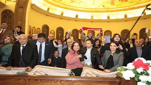 سيدة تستقبل الرئيس بلافتة "السيسي رئيسي".. وأخرى ترفع صورة له مرسومة باليد بكاتدرائية العاصمة 