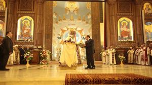 للتهنئة بعيد الميلاد.. السيسي يُقدِّم "بوكيه ورد" للبابا تواضروس