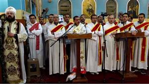 أقباط أسيوط يؤدون قداس عيد الميلاد داخل الكنائس والأديرة (فيديو وصور)