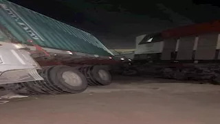 قطار يصطدم بسيارة نقل.. والسكة الحديد تكشف التفاصيل