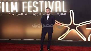 كريم قاسم بإطلالة جذابة في افتتاح مهرجان الجونة السينمائي 