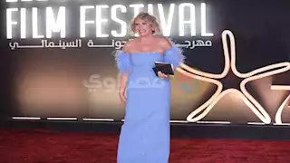 إيناس الدغيدي تتألق بـ"الأحمر الناري" في مهرجان القاهرة السينمائي 