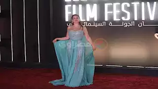 فستان غريب.. ريا أبي راشد بإطلالة جذابة في افتتاح البحر الأحمر السينمائي