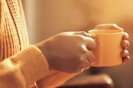 فوائدها مذهلة- 6 مشروبات تناولها على الريق في الشتاء