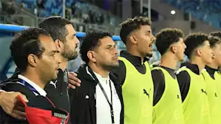 تكريـم مدرب حراس مرمى منتخب مصر للشباب بعد دموعه المؤثرة خلال عزف النشيد الوطني