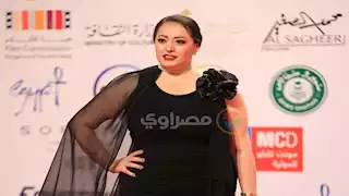 هند عاكف تطارد حسين فهمي لالتقاط صورة.. والجمهور بين منتقد ومتعاطف