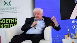 بالصور| "القاهرة السينمائي" يكرم المخرج جيم شيريدان بعد مشاركته في محاضرة اليوم 