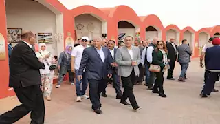  مدبولي يزور القرية التراثية فى الوادي الجديد ويشيد بالحرف اليدوية -صور