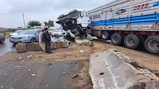 فوضى مرورية بالقليوبية.. سيارة نقل تصطدم بحاجز خرساني على طريق كفر شكر - صور