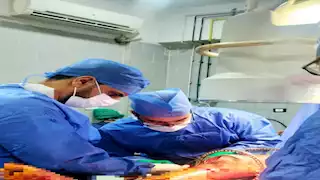 فريق طبي بجامعة سوهاج ينقذ طفلًا من طعنة نافذة بالقلب