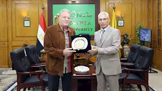 رئيس جامعة المنيا يُكرم الدكتور أحمد نوار لإسهاماته الثقافية والفنية