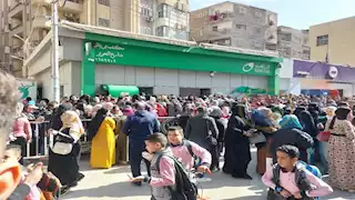  بالصور- زحام شديد على مكاتب البريد بسوهاج لشراء كراسات شروط سكن لكل المصريين