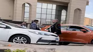 صور| والد البلوجر هدير عبد الرازق يساندها خلال محاكمتها بتهمة نشر مقاطع فيديو خادشة للحياء