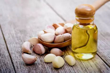 فوائد خارقة لتناول الثوم مع زيت الزيتون