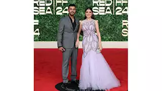 مي عمر ومحمد سامي يخطفان الأنظار على السجادة الحمراء في ختام مهرجان البحر الأحمر