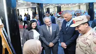 محافظ أسوان يتفقد معرض الفنون التشكيلية لطلاب كلية التربية النوعية (صور)