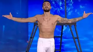 بعد تقديمه عرض خرافي.. متسابق يفوز بالباز الذهبي ويتأهل إلى نهائيات "Arabs Got Talent"