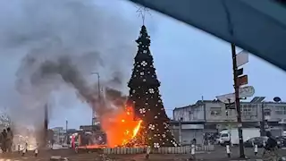 تظاهرات حاشدة في دمشق وحماة بعد إحراق شجرة عيد الميلاد (فيديو)