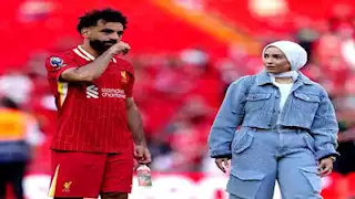 إطلالات خطفت الأنظار.. محمد صلاح يحتفل بالكريسماس رفقة زوجته وبناته