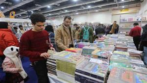 رغم سوء الطقس.. استمرار توافد الأسر والزوار على معرض الكتاب - صور 