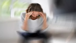 "ليه بندوخ لما بندور حوالين نفسنا؟" تفسير علمي يكشف لغز هذا الإحساس