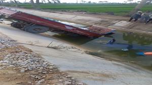  إصابة 9 عمال في سقوط سيارة ربع نقل بترعة بأطفيح (صور)