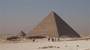 السياحة والآثار تكشف أسباب تشكيل لجنة علمية لدراسة مشروع تغليف الهرم