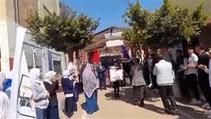 بالصور- طلاب مدرسة في بني سويف يكرمون معلم رياضيات بممر شرفي 