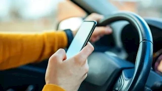 غرامة تصل الـ300 جنيه.. تحرير 430 مخالفة تليفون أثناء القيادة خلال يوم
