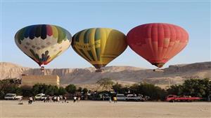 عودة رحلات البالون الطائر للتحليق في سماء الأقصر بعد توقفها بسبب الرياح 