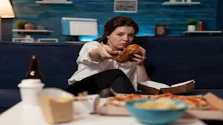 هل تناول الطعام بعد السادسة مساء مضر؟