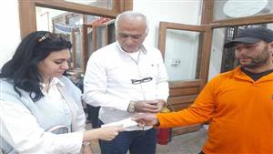 عامل نظافة يعثر على شيك بـ 75 ألف جنيه في الإسكندرية.. ويسلمه لصاحبته- صور