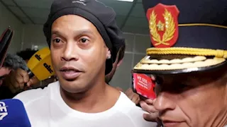 "طلبوا مني أداء بعض الحركات".. رونالدينيو يروي كواليس أيامه في السجن