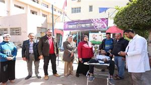 "فلسطين قضية محلها القلب".. طلاب جامعة الزقازيق يتبرعون بالدم لمصابي غزة - صور