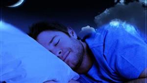 تستخدم وسادة عالية أثناء النوم؟- إليك أبرز آثارها الجانبية