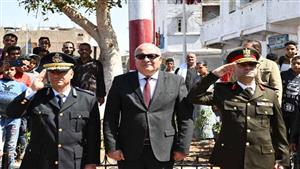 محافظ قنا يضع إكليلا من الزهور على النصب التذكاري لشهداء موقعه البارود 