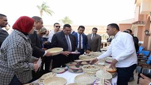 بالصور- وزير التنمية المحلية ومحافظ الفيوم يتفقدان معرض "أيادي مصر" للحرف اليدوية