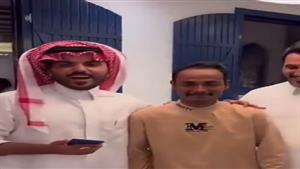 رجل سعودي يهدي سائقه مبلغا كبيرا.. والسبب اسم زوجته