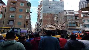 انتشال جثمان شاب من أسفل أنقاض عقار الإسكندرية.. وإجمالي الضحايا  يرتفع لـ 6 قتلى ومصابين- صور